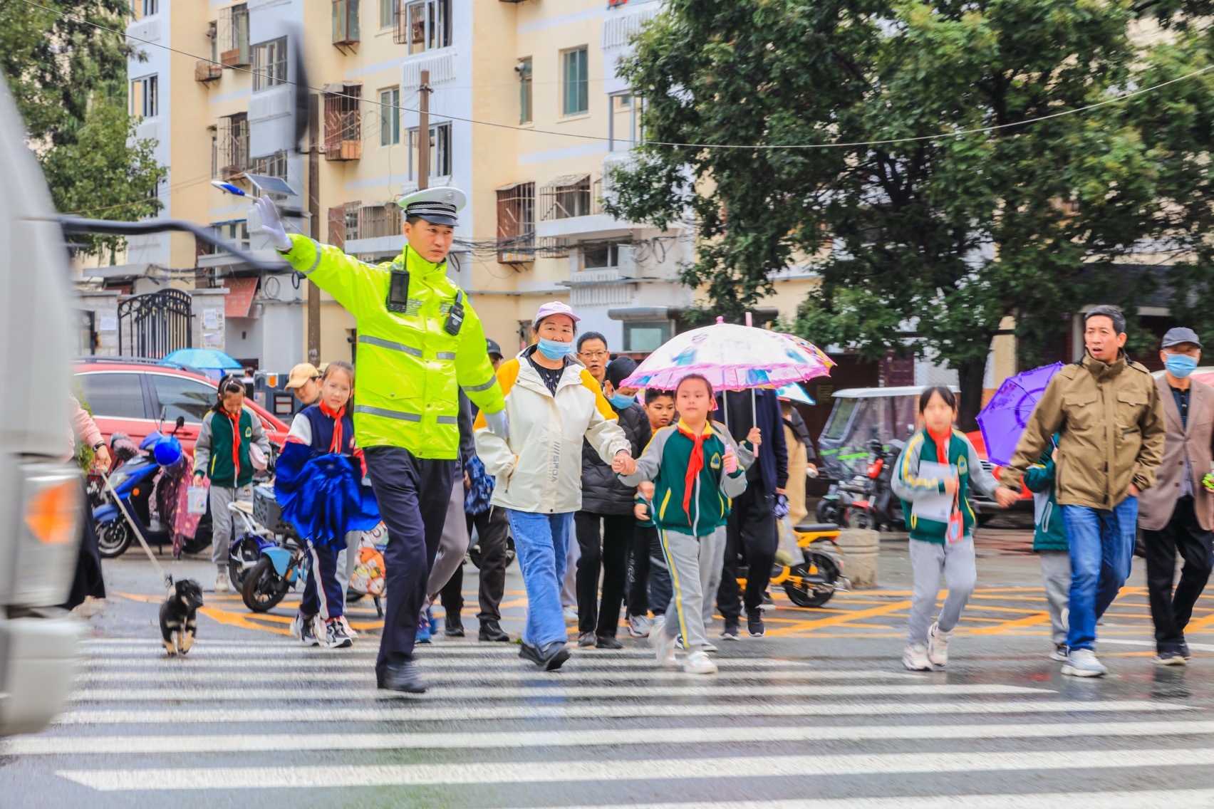交警引导行人过马路