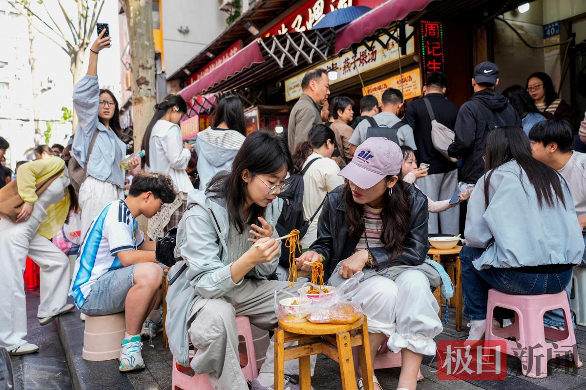 年轻喜欢武汉过早仪式感 ：小凳上吃热干面