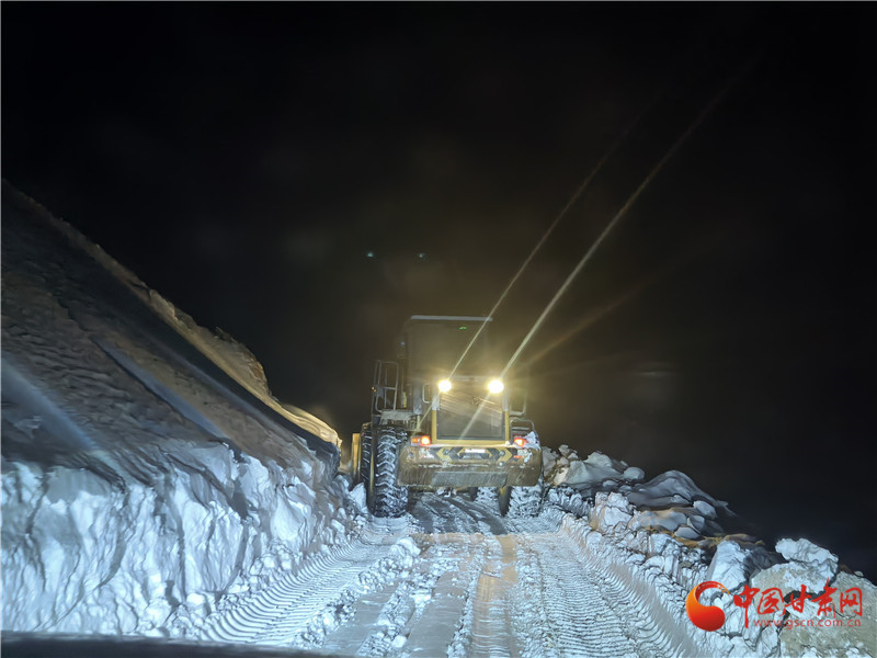 甘青交界S215线紧急除雪保畅