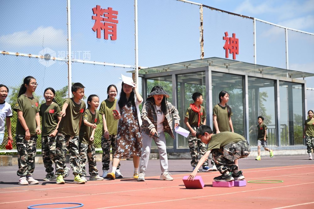 2026年5月6日，在江西省赣南师范大学附属蓉江小学红色主题运动会现场，学生积极参与“小兵接力”项目。
