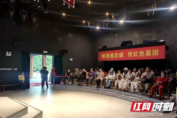 在湖南烈士公园“潇湘红韵”演绎厅，市民游客体验免费观影服务。