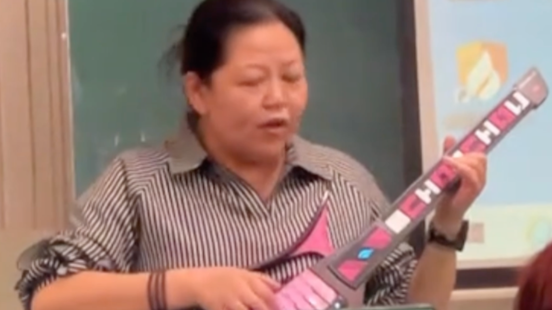 太突然了！石河子大学副教授孔苑苑病逝，年仅44岁，曾自称“来自新疆雄鹰一样的女人” ，因在课堂上唱《无地自容》爆火