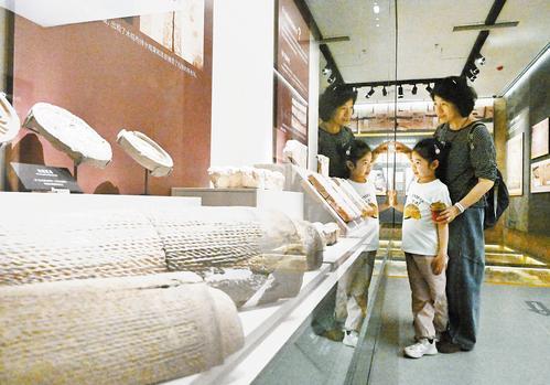 5月2日，游客在参观石家庄市东垣古城遗址文化陈列展。本报记者 史晟全摄