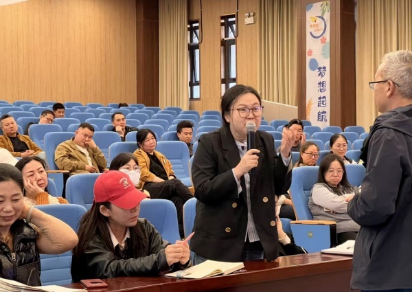 读懂孩子网瘾背后的心声——合肥市家庭教育支持计划专题课程走进合肥42中中铁校区(图3)