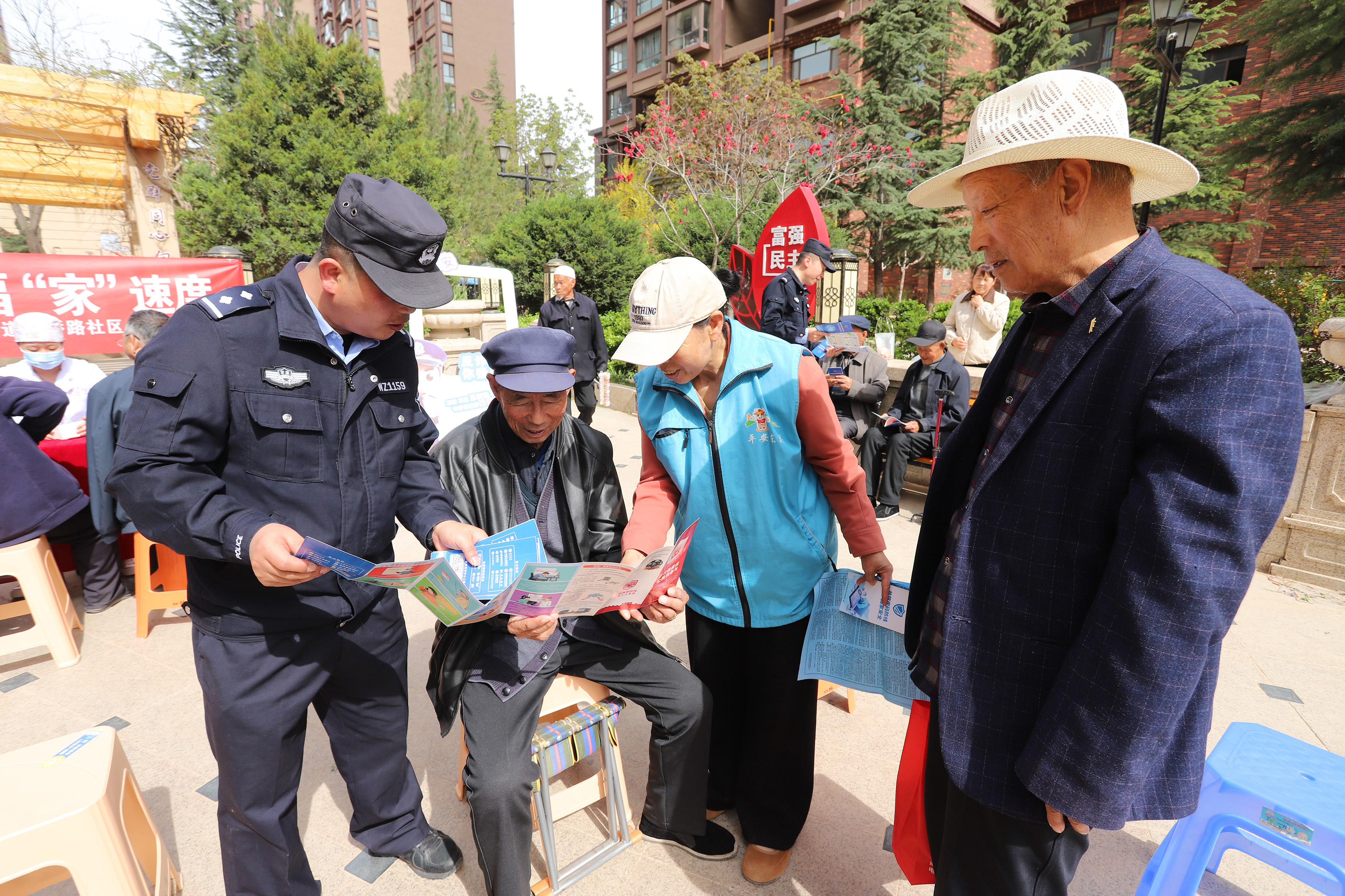 图3为民辅警和社区工作人员向老年人普及反电诈知识(崆峒区融媒体中心供图).jpg