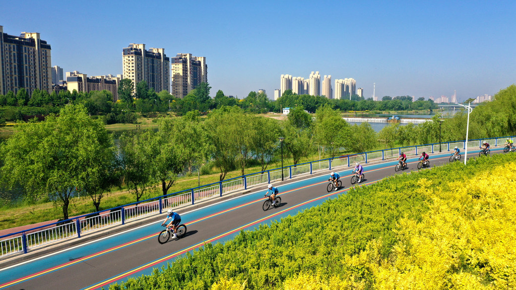 5月5日，参赛选手在邢台市七里河北岸健身绿道骑行。