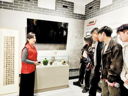 4月24日，在青龙满族自治县祖山镇花厂峪村村史馆，“红色妈妈”宣讲队志愿讲解员在为游客讲解花厂峪的历史。 本报记者 赵泽众摄