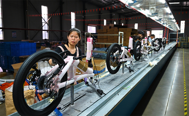 5月6日，位于广宗经济技术开发区的河北瑞锋运动器材有限公司工人在组装山地车。