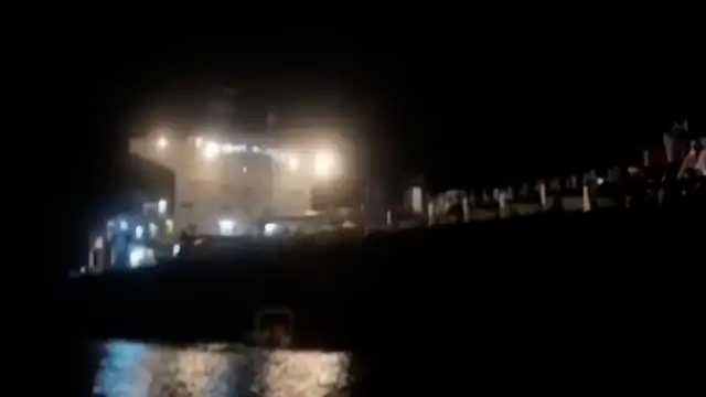 现场画面：伊朗海军扣押一艘油轮