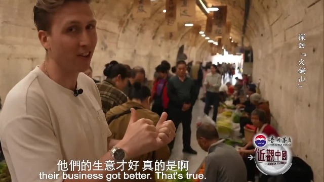 法国小伙体验重庆烟火气，想帮爷爷奶奶卖菜，不成想竟拖了后腿