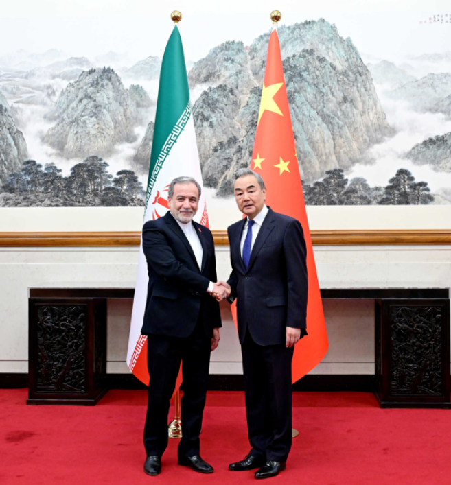 王毅同伊朗外长阿拉格齐会谈