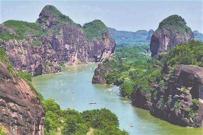 “五一”假期，游客乘一叶竹筏饱览龙虎山景区的丹山碧水。