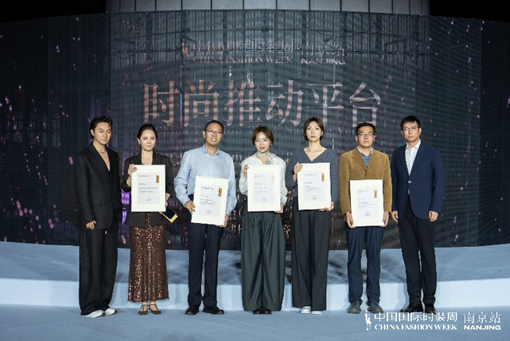 谢方明（右一）、执行主席邹子涵（左一）颁奖