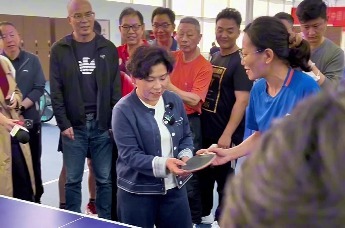 邓亚萍现场当“教练” 手指打球才是“研究生水平”
