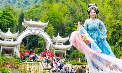 遂川县：“仙女散花”引客至（图）