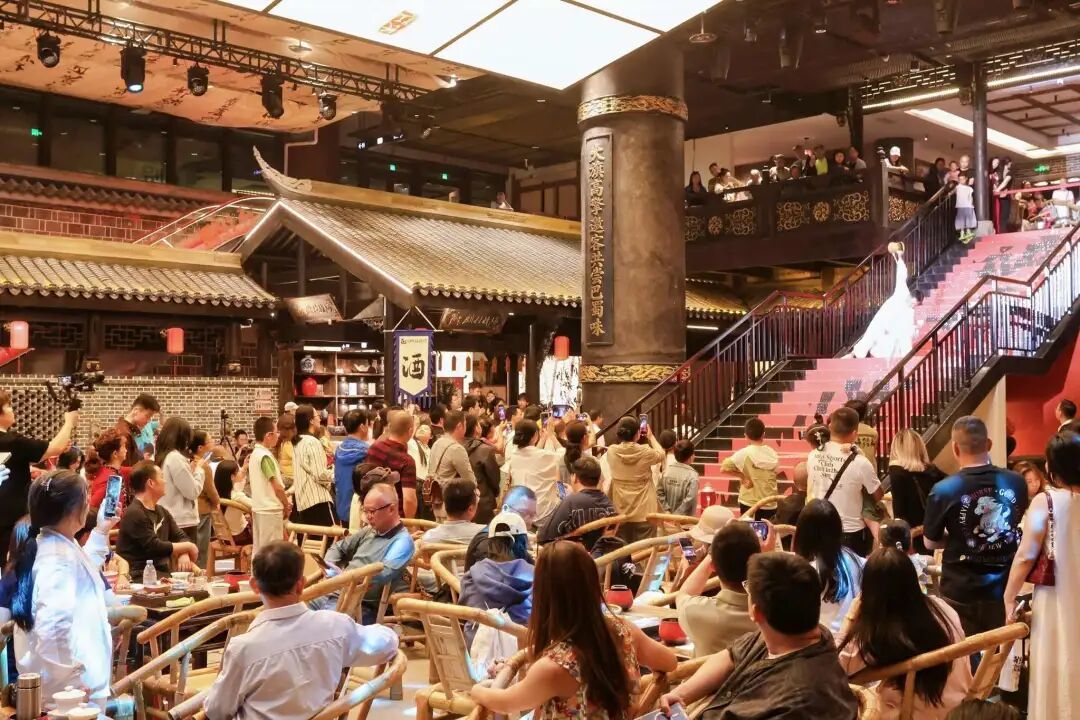 古色古香的朝天门&middot;城里大旗茶馆内人声鼎沸。图源：渝中发布