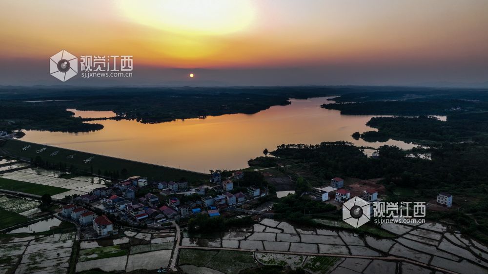 江西吉安：晚霞倒映银湾桥（图）