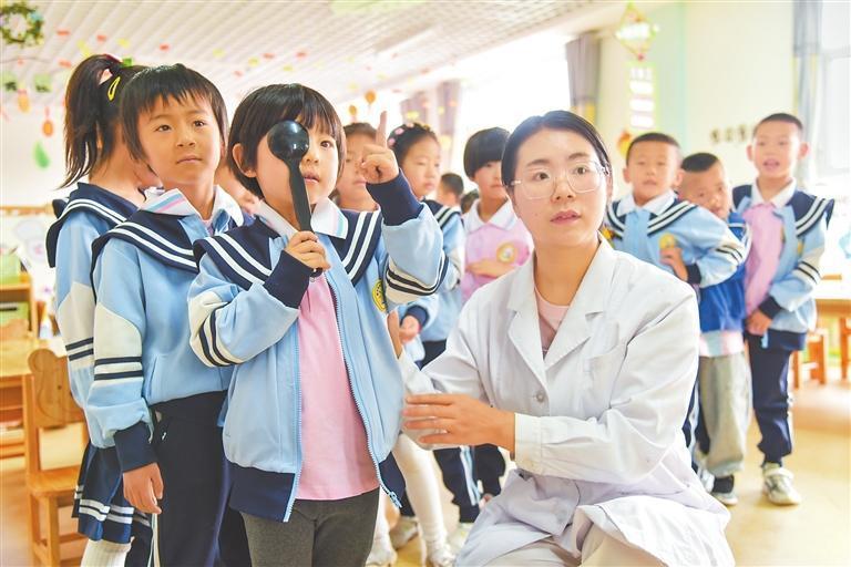 静宁县妇幼保健院医生在县域幼儿园进行适龄儿童视力筛查