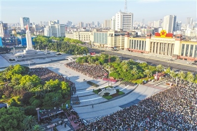 八一广场举行“五一”升旗仪式