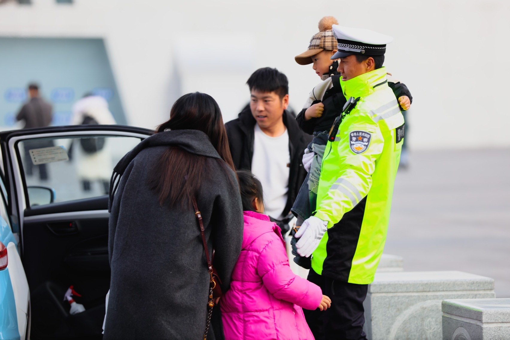 交警帮助路人