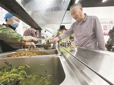 市民在窗口打菜