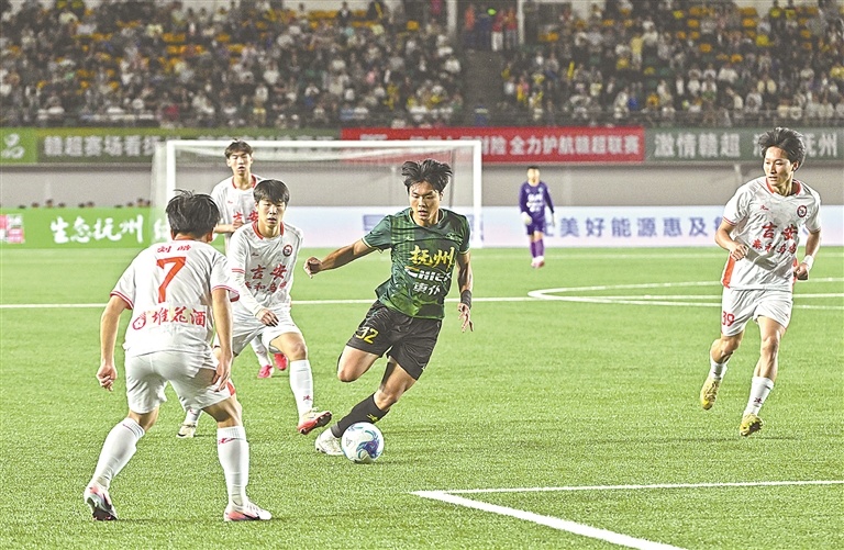 5月3日晚，2026赣超首轮抚州队对吉安队的比赛在抚州市体育中心体育场上演，抚州队2∶1战胜吉安队。江西日报全媒体首席记者 李 劼摄