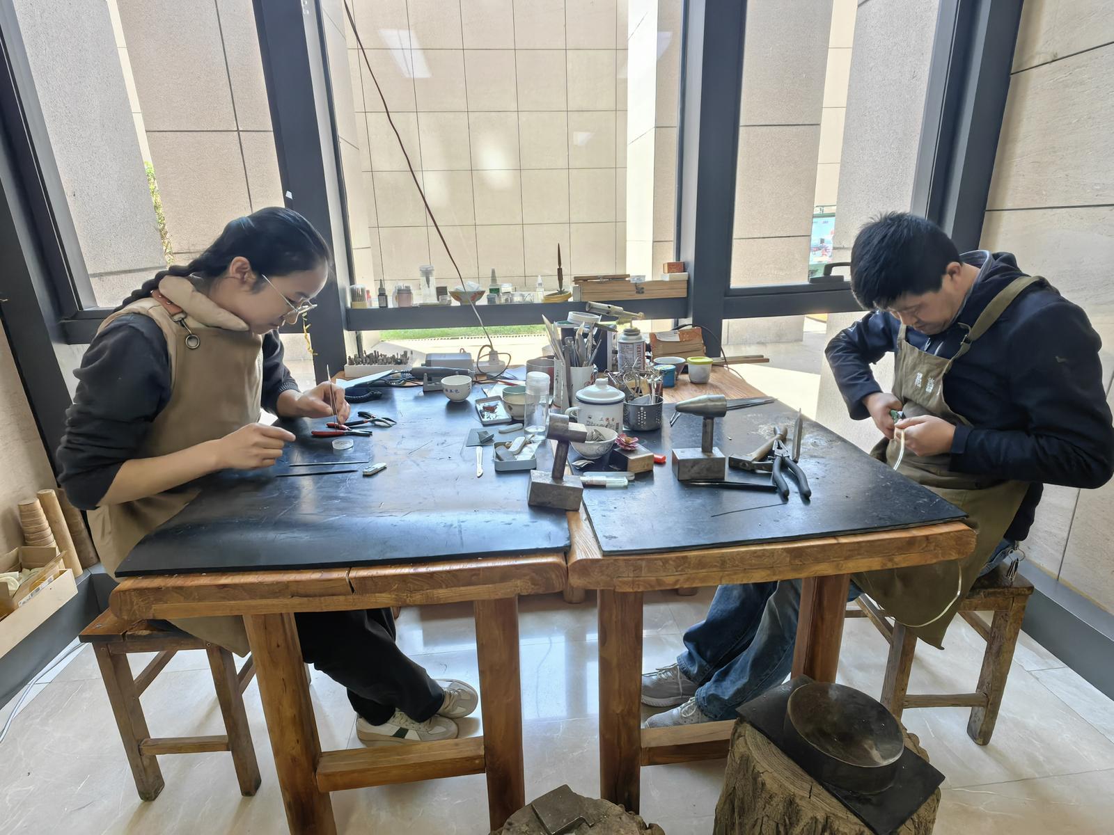 ▲修修补补是师徒的日常