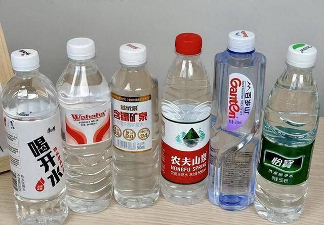 瓶装水也不安全？水里含有塑料微粒，长期摄入易增加心脑痴呆风险