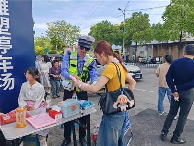 交警在便民服务点为过往游客提供出行咨询引导。 （全媒体记者 童霞燕 摄）