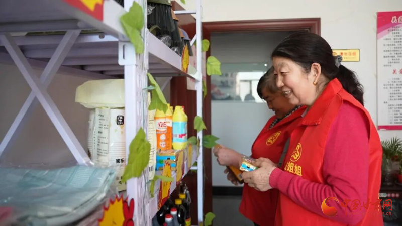 村民们在积分超市换生活用品