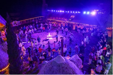 “五一”期间，济南若谷山居的夜晚，是住客们最期待的欢聚时刻。