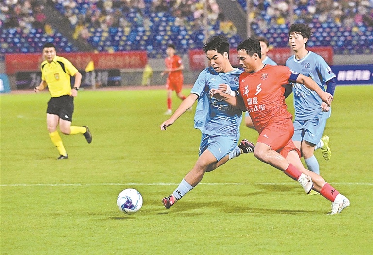5月2日晚，2026赣超首轮萍乡队对鹰潭队的比赛在萍乡奥体中心上演，萍乡队主场1∶1战平鹰潭队。江西日报全媒体记者 杨继红摄