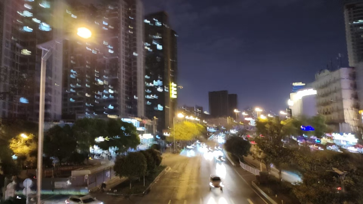 曹政伟：星夜的灯光