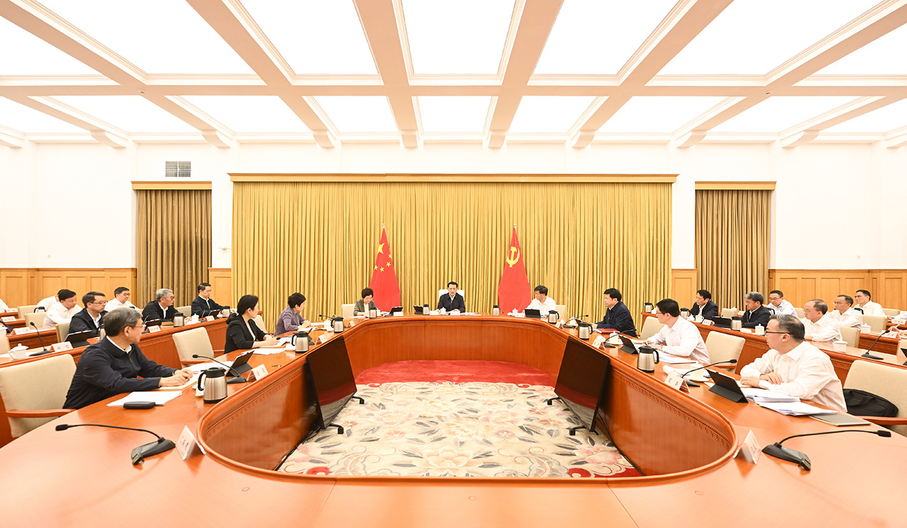 ▲5月7日下午，市委常委会会议暨市委理论学习中心组专题学习会举行，市委书记袁家军主持并讲话。记者 苏思 摄/视觉重庆