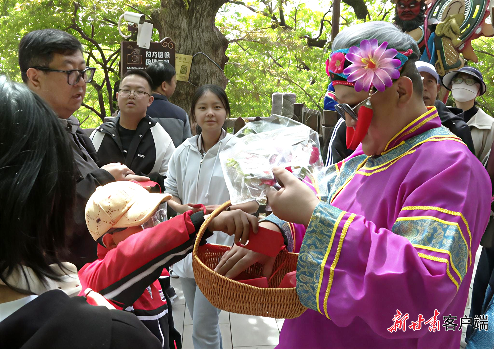 “喜婆婆”与游客欢乐互动