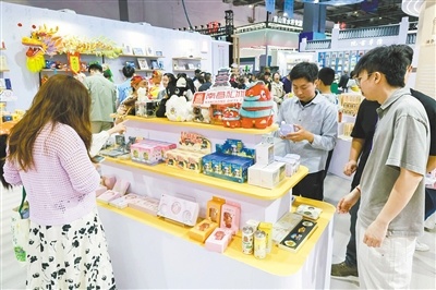 市民游客在挑选“南昌礼物”