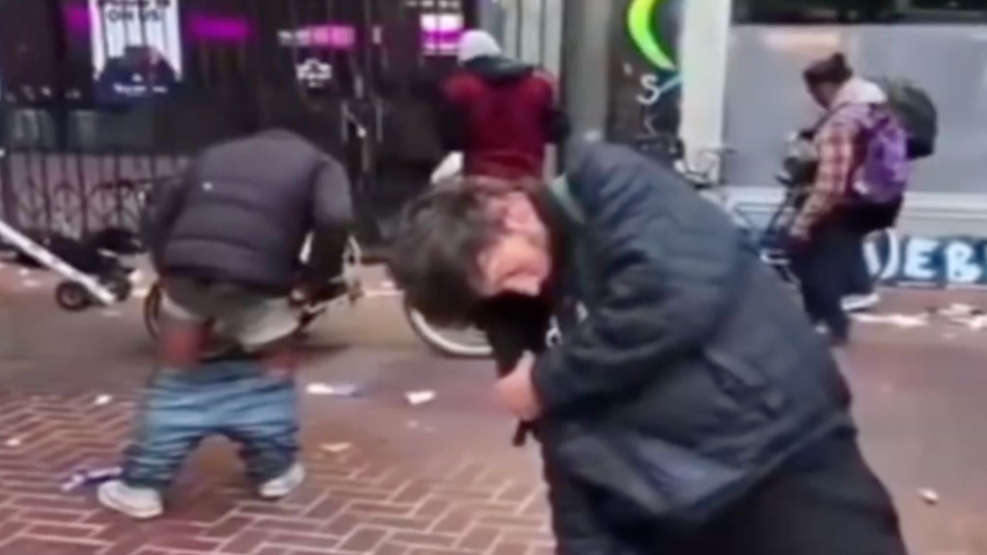 各个神志不清、浑身污秽！美国旧金山街头吸毒者呈现“丧尸”般状态，以奇怪的姿势僵在原地