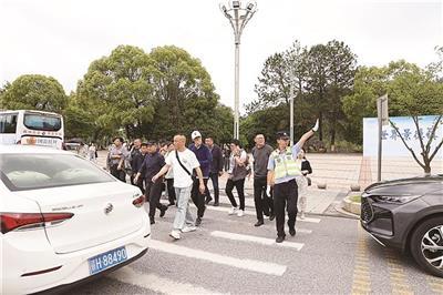 交警保障游客安全顺利通过斑马线。 （全媒体记者 余乐俭 摄）