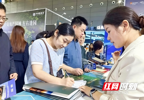长沙房企展位前，用成交为好生活投票。