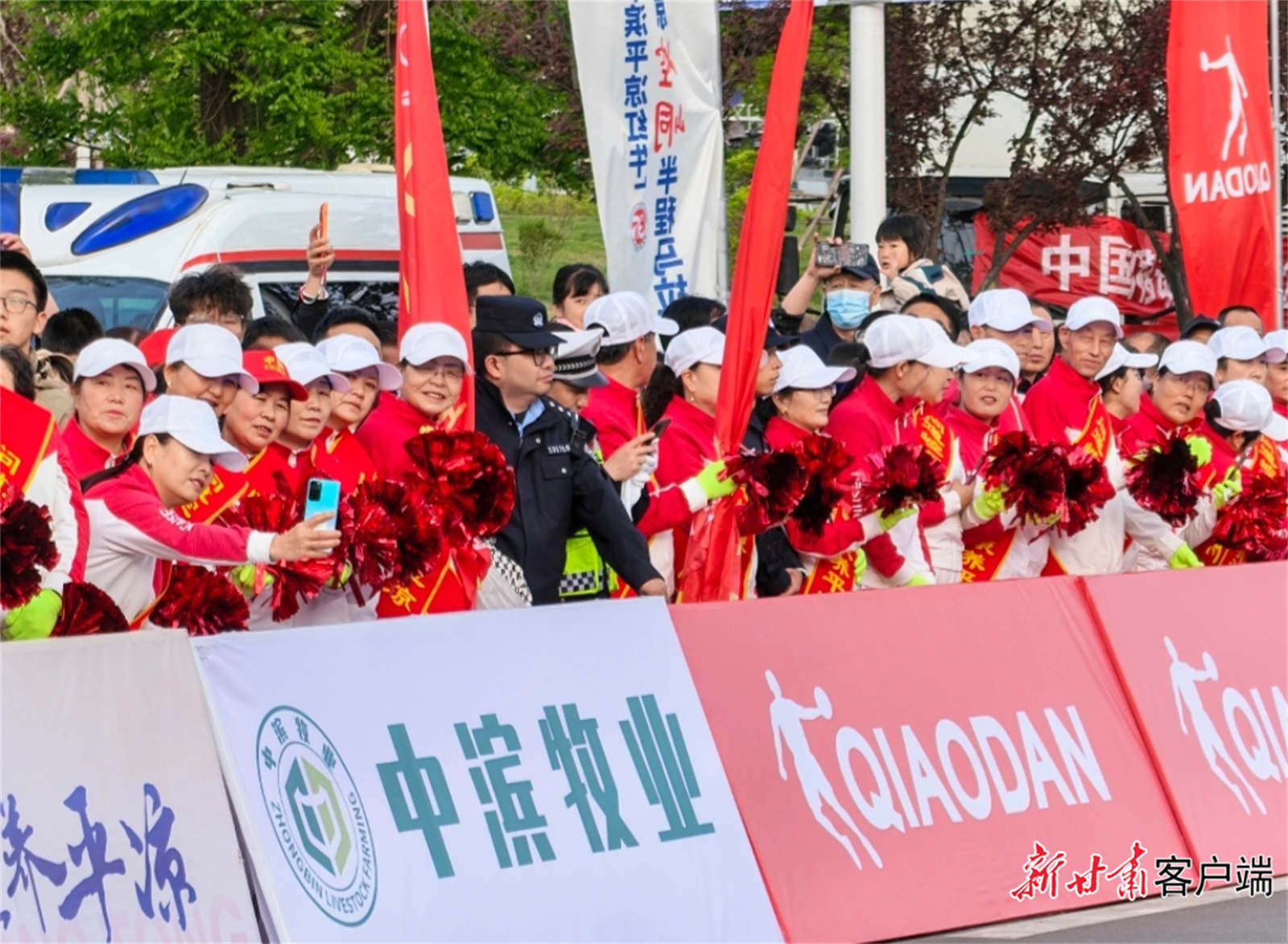 市民在赛道旁呐喊助威