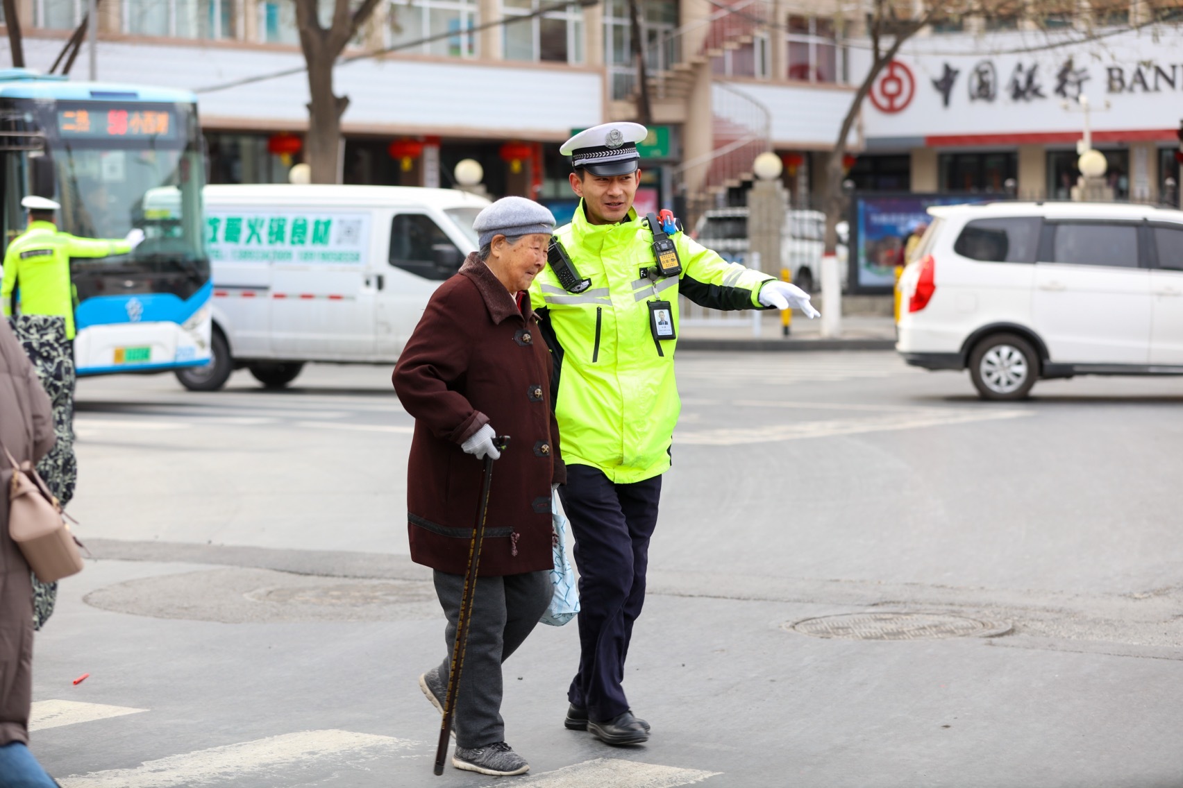 交警搀扶老人过马路