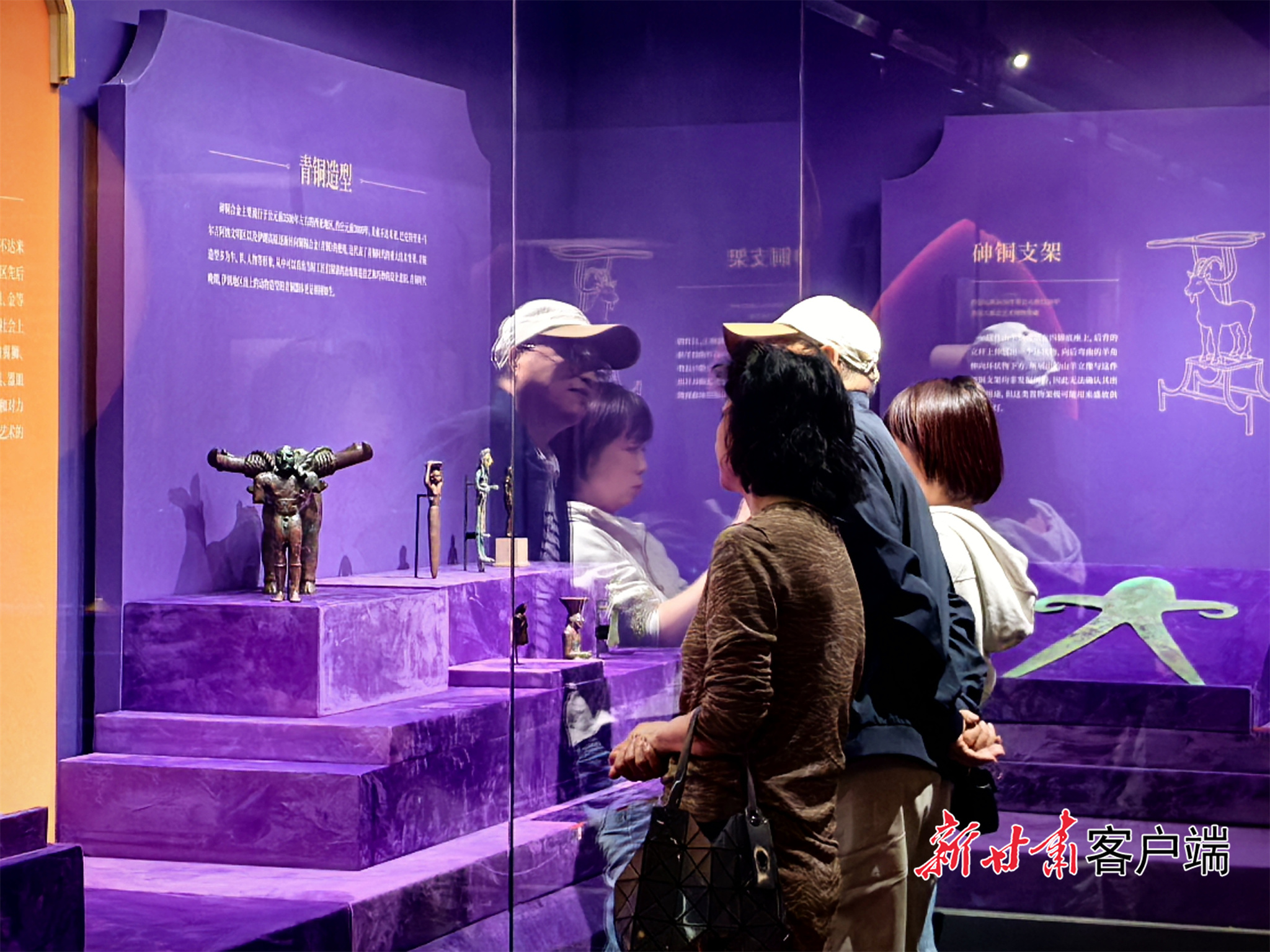 市民游客驻足品鉴“时间的金屑：科威特王室珍藏展”