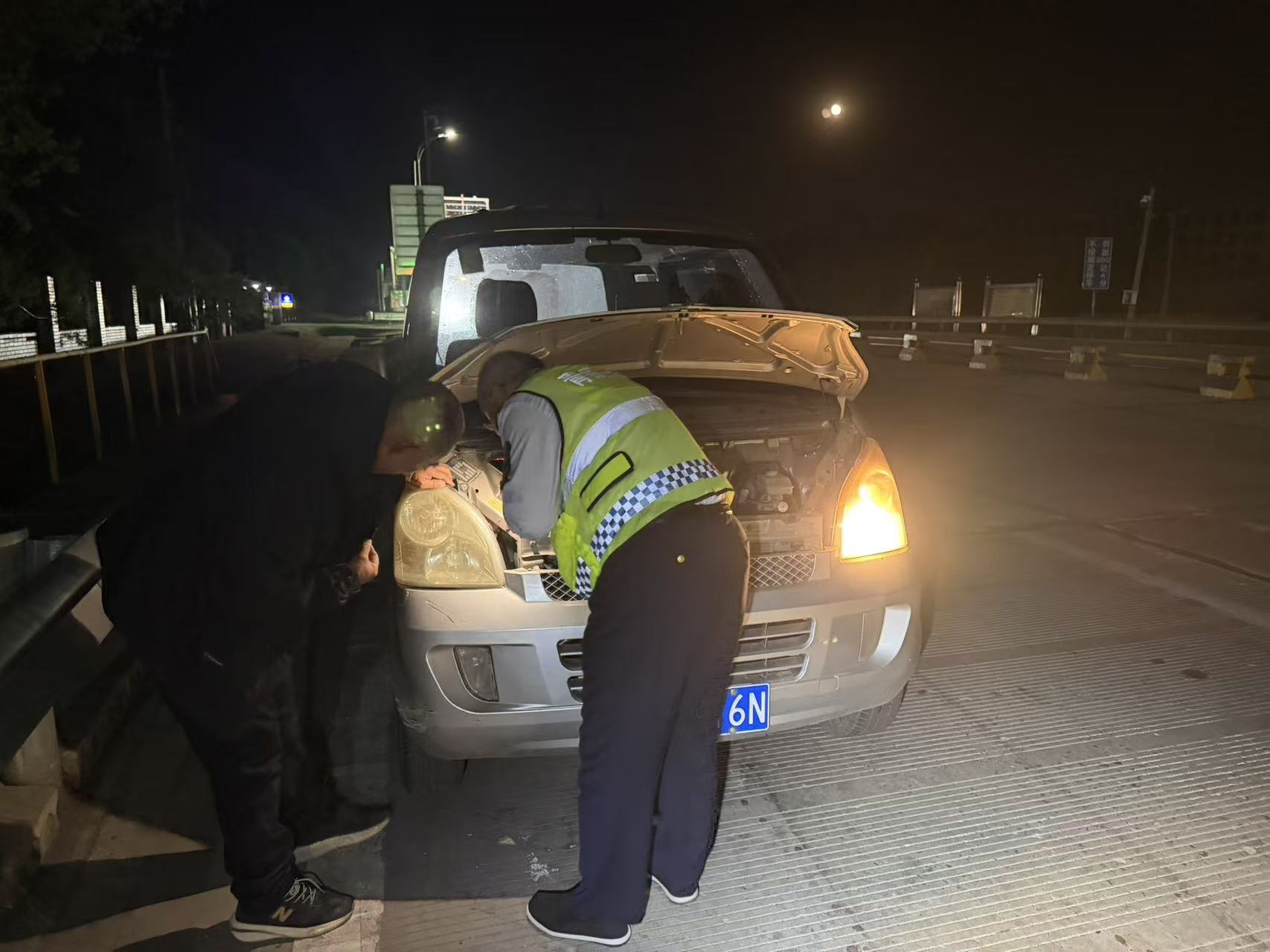 河北高速集团青银分公司清河收费站:深夜车灯突故障 收费站“点睛”护平安