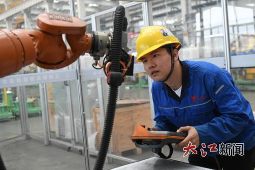 杨准正在调试设备(受访者供图)