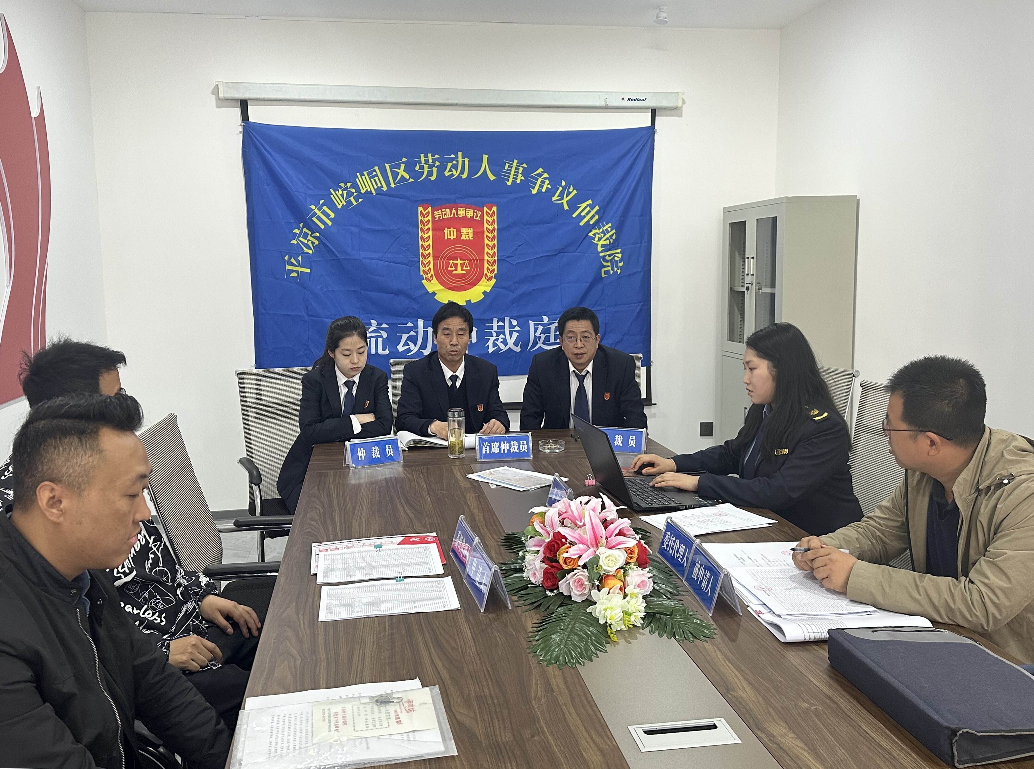 图2为劳动人事争议仲裁院流动仲裁庭巡回办案，打通便民维权服务最后一公里.jpg