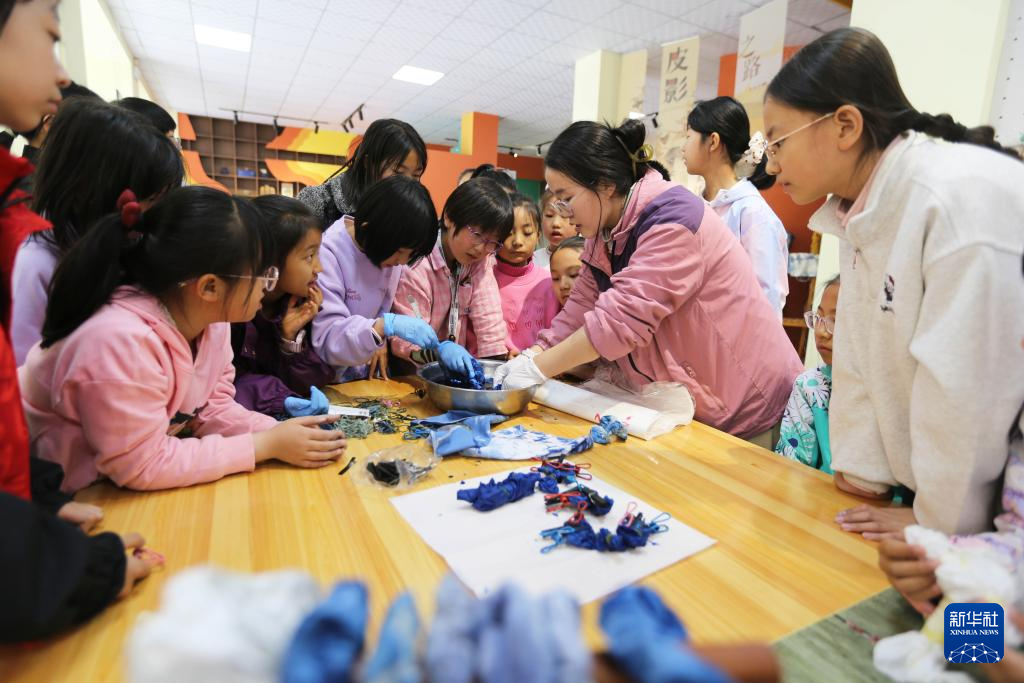 5月6日,学生在甘肃省定西市安定区文化馆体验非遗扎染。新华社发(王克贤 摄)