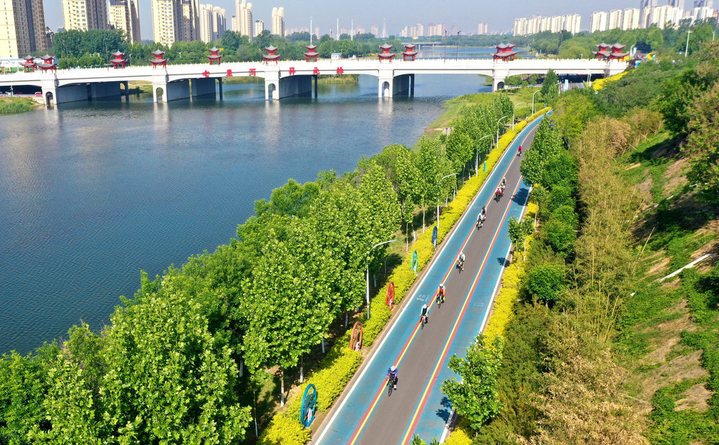 5月5日，参赛选手在邢台市七里河北岸健身绿道骑行。