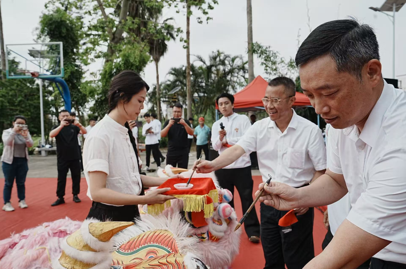 图：嘉宾为出征醒狮点睛