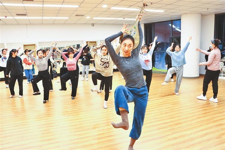 康琦（前一）在“高雅艺术进校园活动”中与学生互动