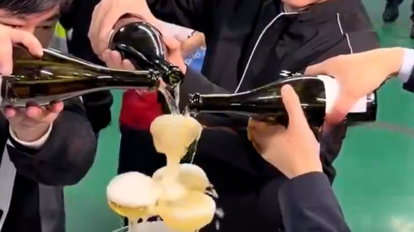 张雪馋了一个多月的夺冠香槟喝上了，车队成员为他留了小半瓶